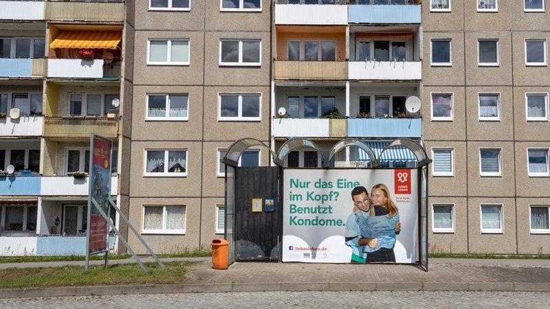 (Symbolbild) Jugendliche nutzen immer weniger Kondome – die WHO warnt vor sexuell übertragbare Infektionen und ungewollte Schwangerschaften. | Bild: picture alliance / Jens Koehler | Jens Koehler (Symbolbild) Jugendliche nutzen immer weniger Kondome – die WHO warnt vor sexuell übertragbare Infektionen und ungewollte Schwangerschaften.