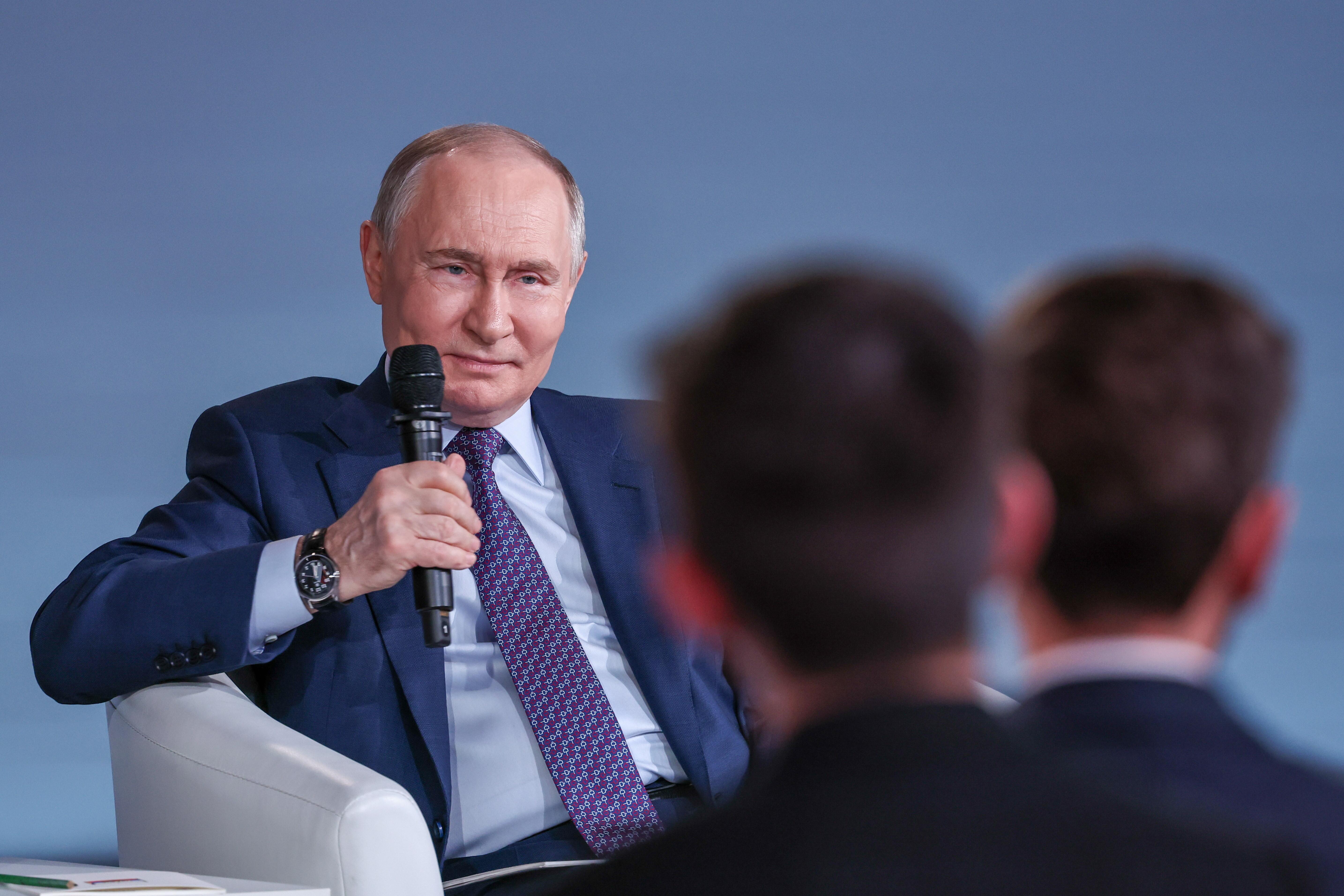 Der russische Präsident mit einem Mikrofon