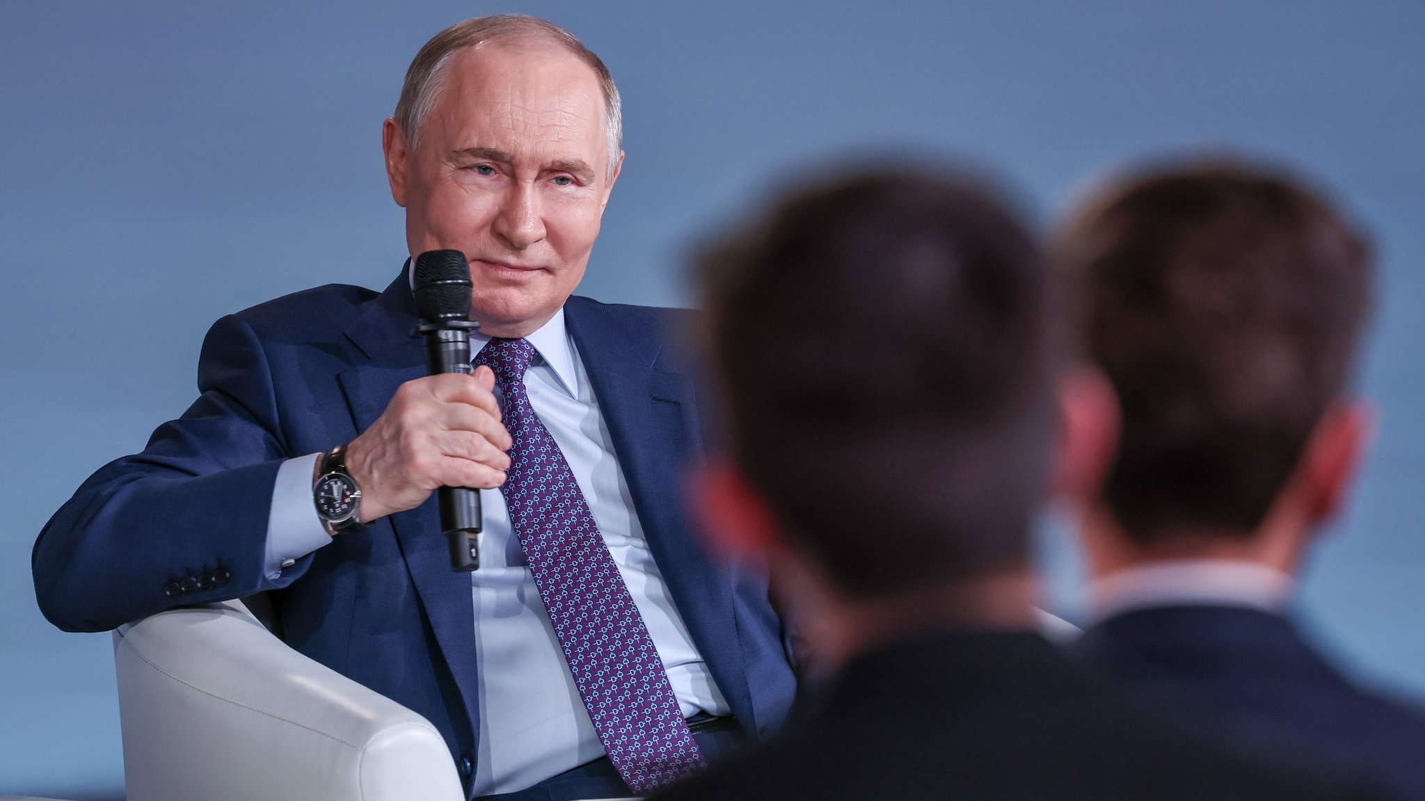 Der russische Präsident mit einem Mikrofon