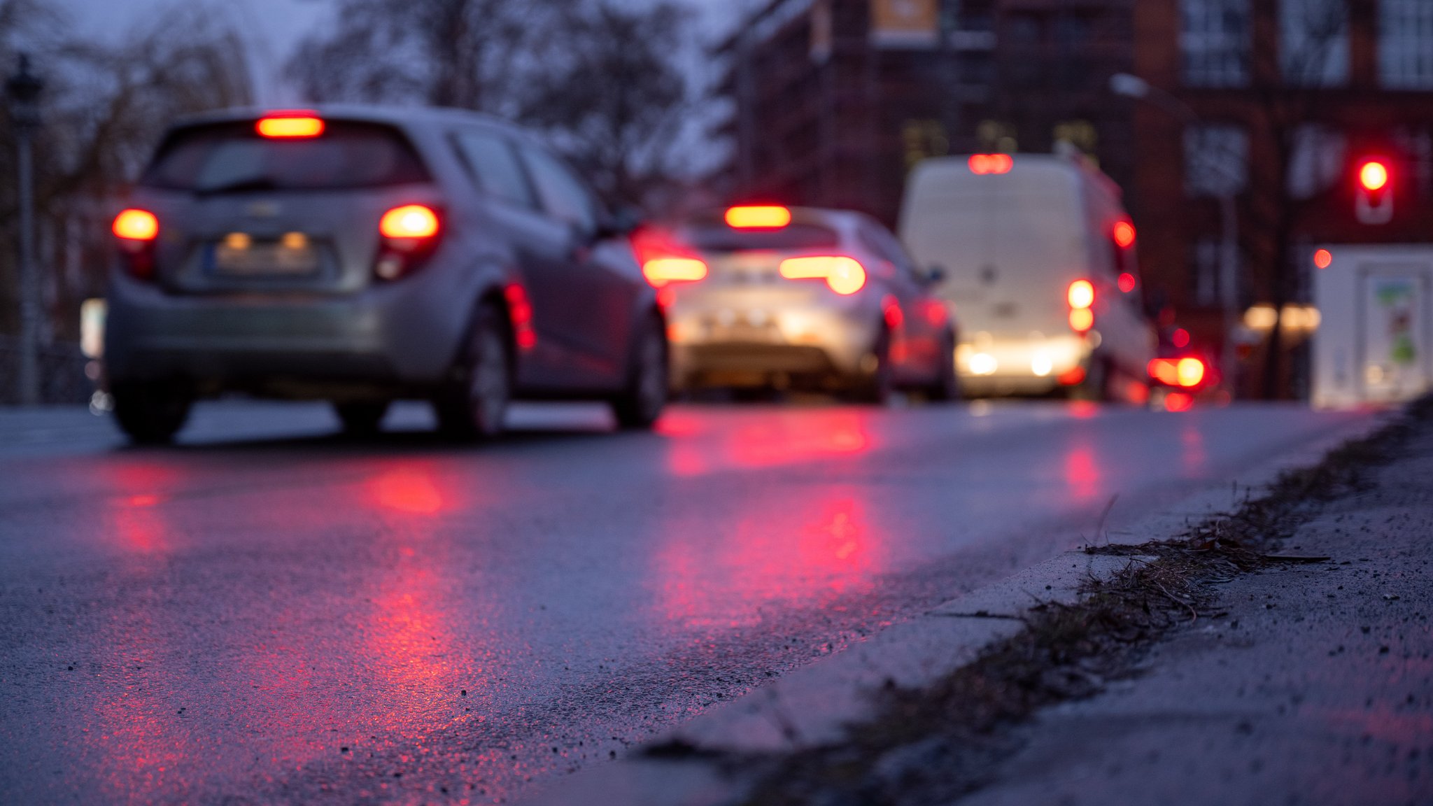 Autos fahren am Morgen über eine vereiste Straße im Bezirk Charlottenburg (Symbol- und Archivbild)