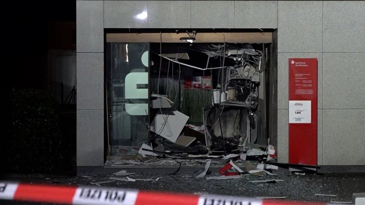 Die durch die Geldautomaten-Sprenung entstandene Zerstörung an der Bankfiliale - Scherben und Trümmer liegen herum.