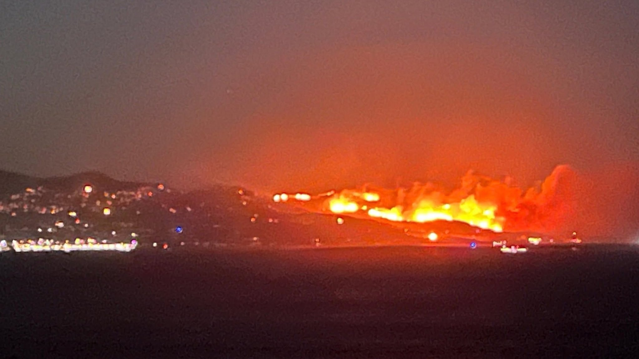 Waldbrände auf Paros: Bewohner flüchten an Strände