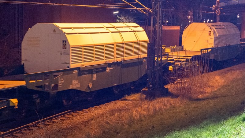 Der Castor-Transport auf seiner 800 Kilometer langen Strecke nach Niederbayern | Bild: NEWS5 / René Schröder Der Castor-Transport auf seiner 800 Kilometer langen Strecke nach Niederbayern