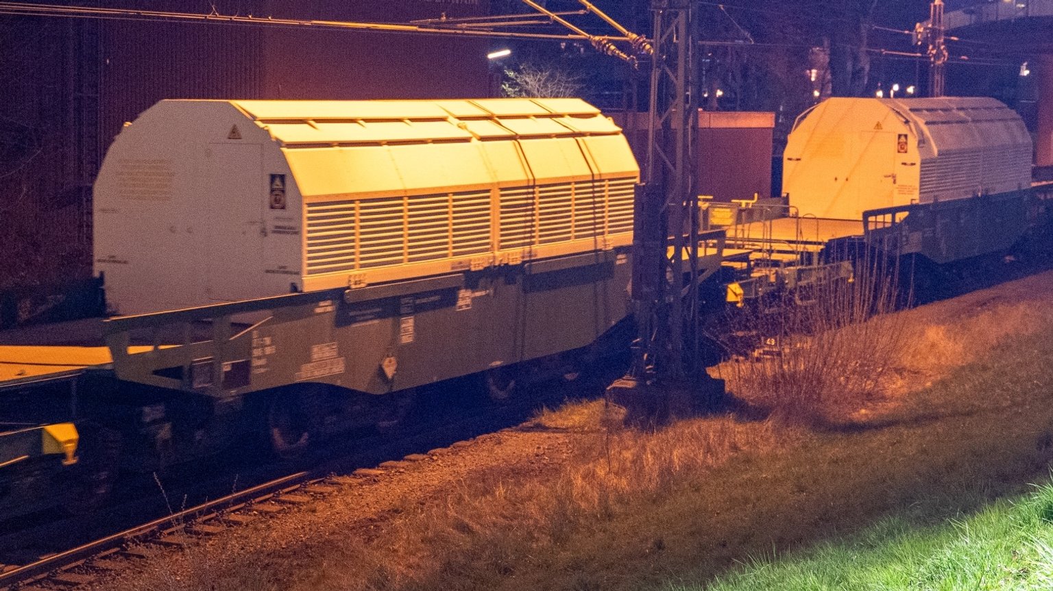 Castor Mit Castor-Transport mit Atommüll rollt durch Bayern | BR24