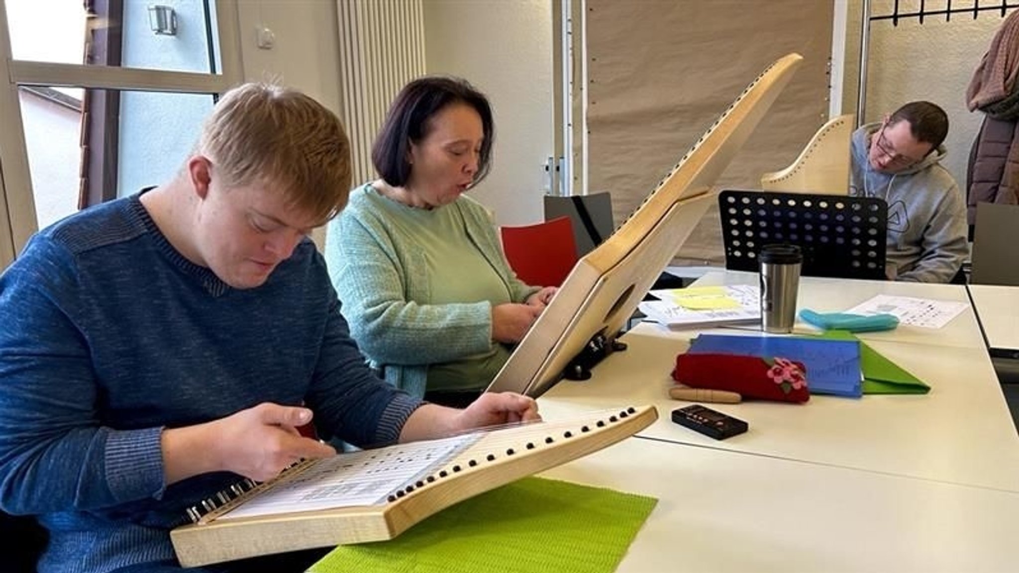 Menschen musizieren an der Veeh-Harfe. | Bild: BR / Michael Reiner Menschen musizieren an der Veeh-Harfe.