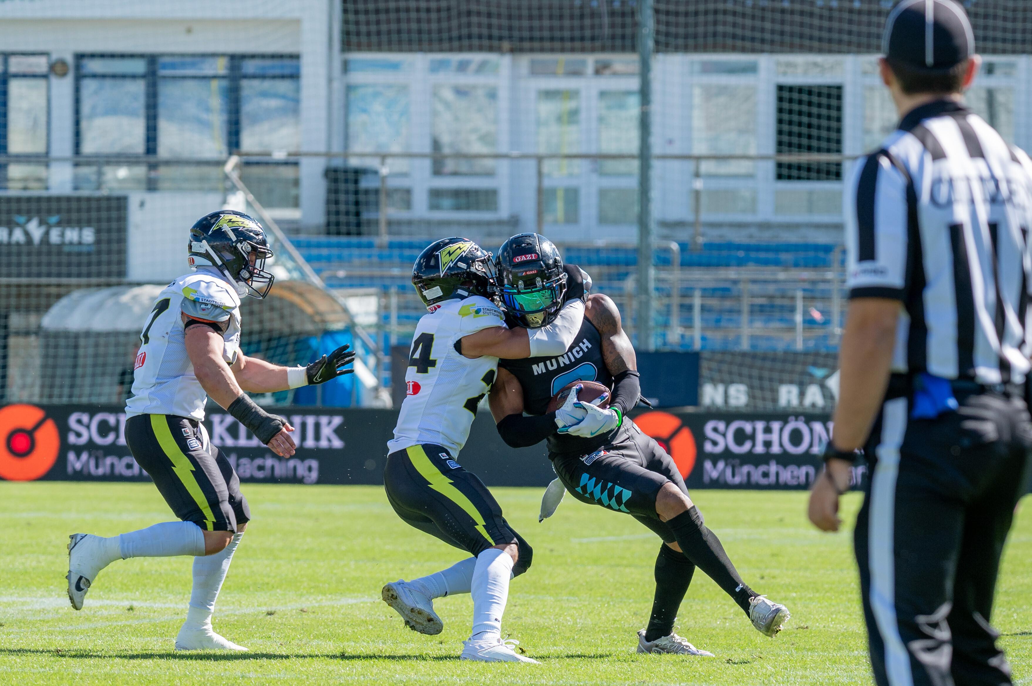 Mitchel Fettig (Stuttgart Surge, #24), Christoph Nitzlnader (Munich Ravens, #02)