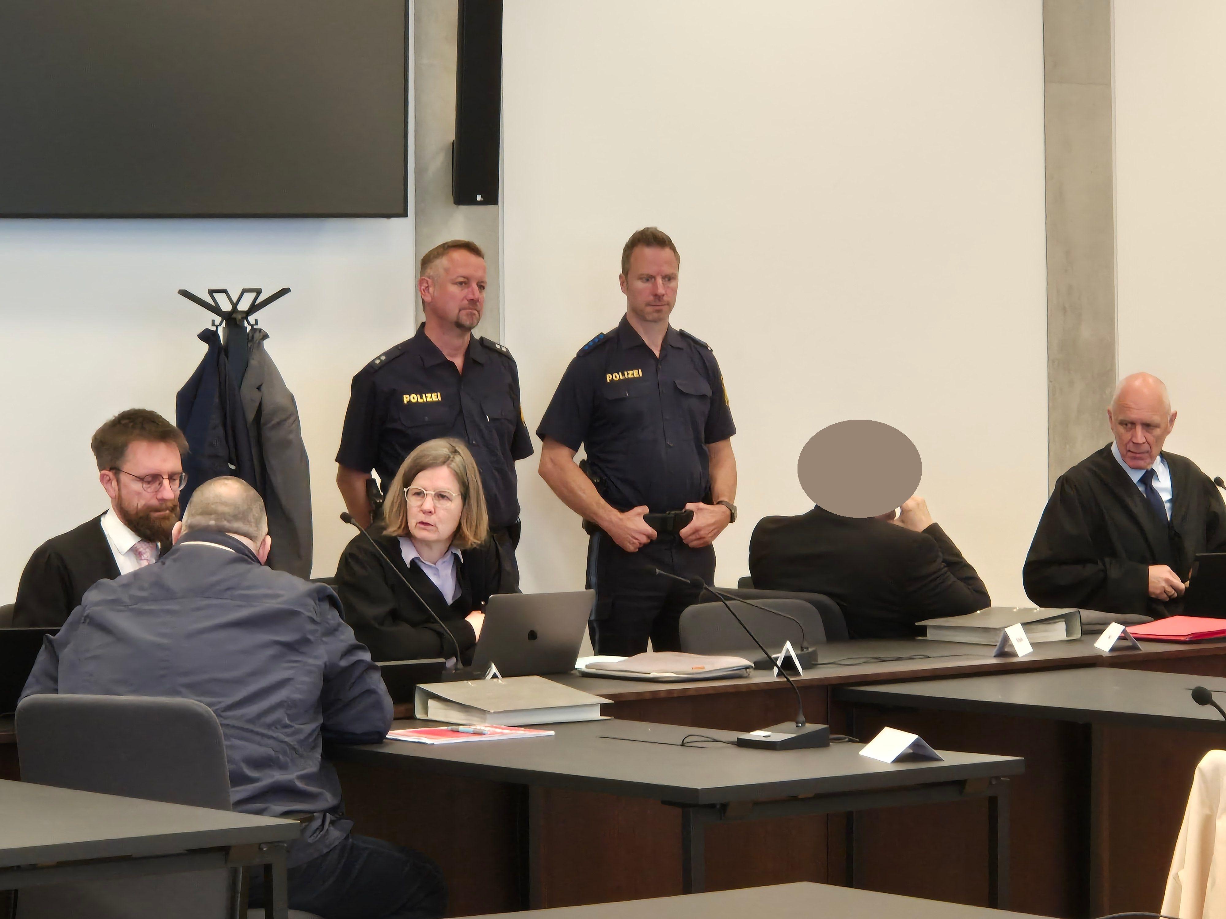 Die Angeklagten mit ihren Verteidigern am 23. Mai 2024 am Landgericht Nürnberg-Fürth