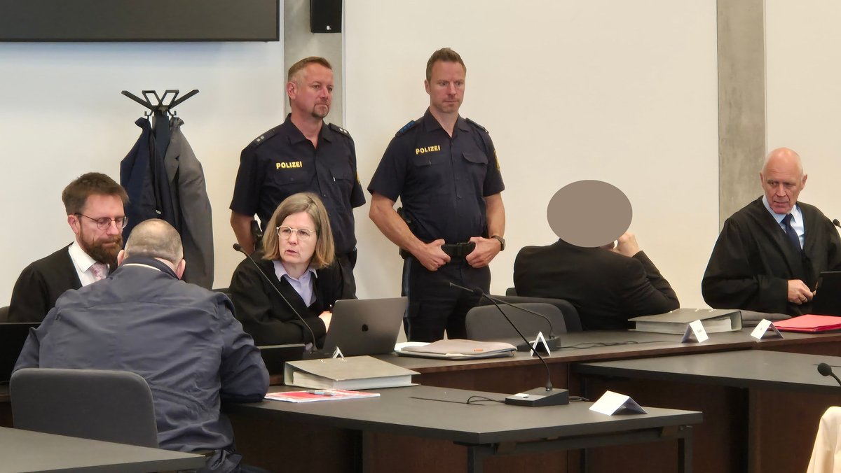 Die Angeklagten mit ihren Verteidigern am 23. Mai 2024 am Landgericht Nürnberg-Fürth