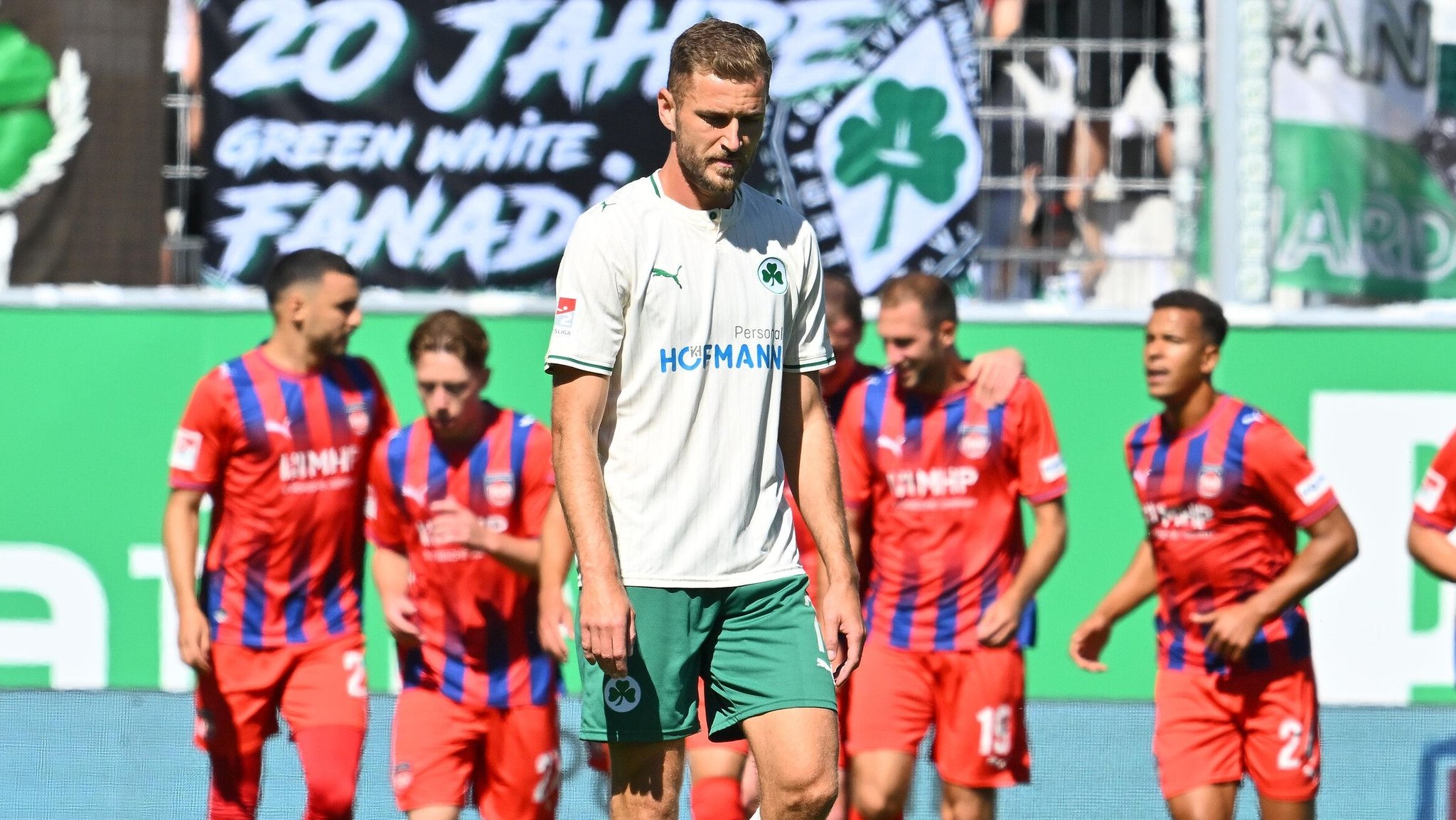 Viel Aufwand, wenig Ertrag: Fürth Denis Srbeny (vorne) dreht enttäuscht ab. Hinten feiert Heidenheim den Führungstreffer. | Bild: picture-alliance / dpa Viel Aufwand, wenig Ertrag: Fürth Denis Srbeny (vorne) dreht enttäuscht ab. Hinten feiert Heidenheim den Führungstreffer.