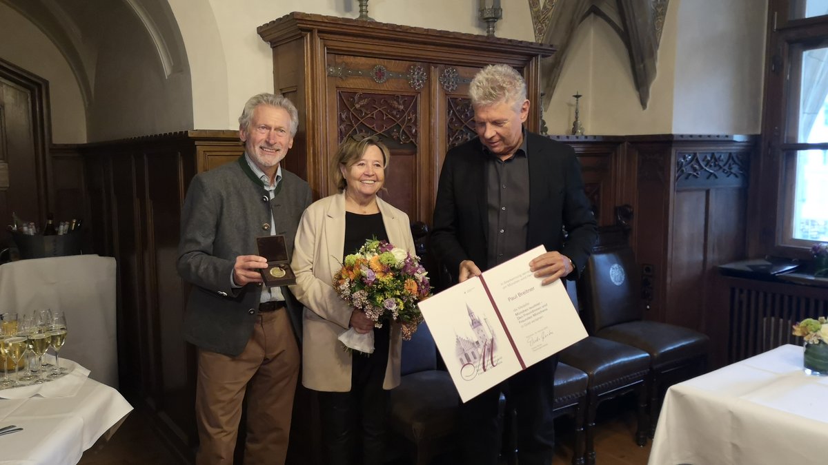 Paul Breitner mit Ehefrau Hildegard und Münchens Oberbürgermeister Dieter Reiter bei der Verleihung der Medaille "München leuchtet"