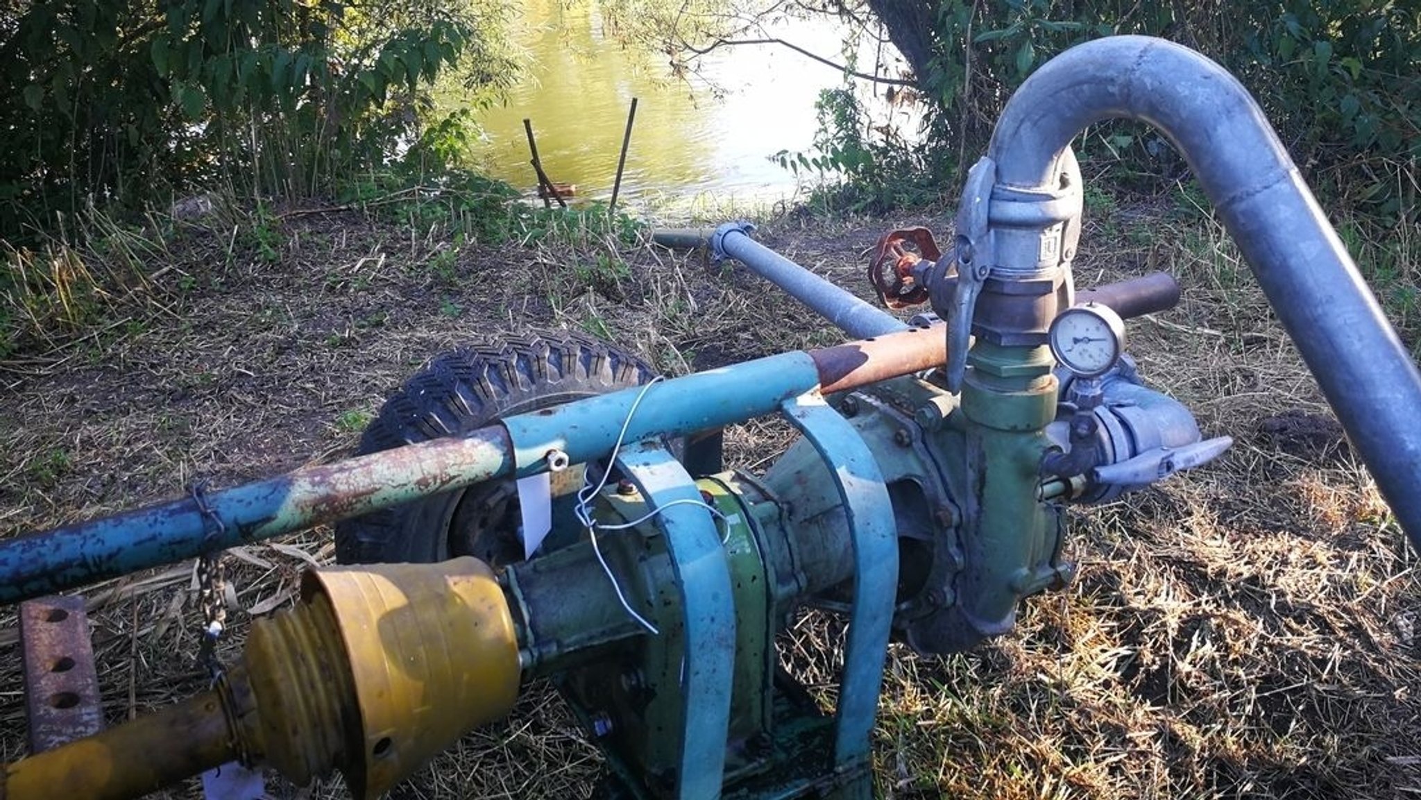 Beispielbild: Wasserpumpe an einem Flussufer in Unterfranken.