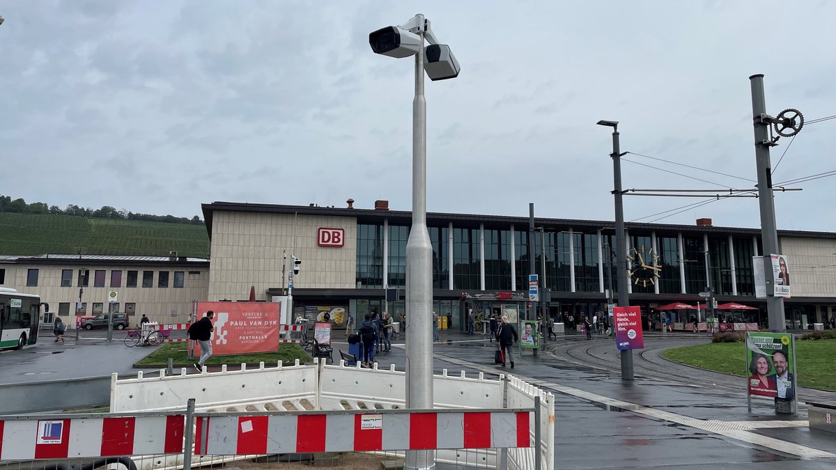 Kameraüberwachung durch die Polizei auch am Bahnhofsvorplatz in Würzburg.