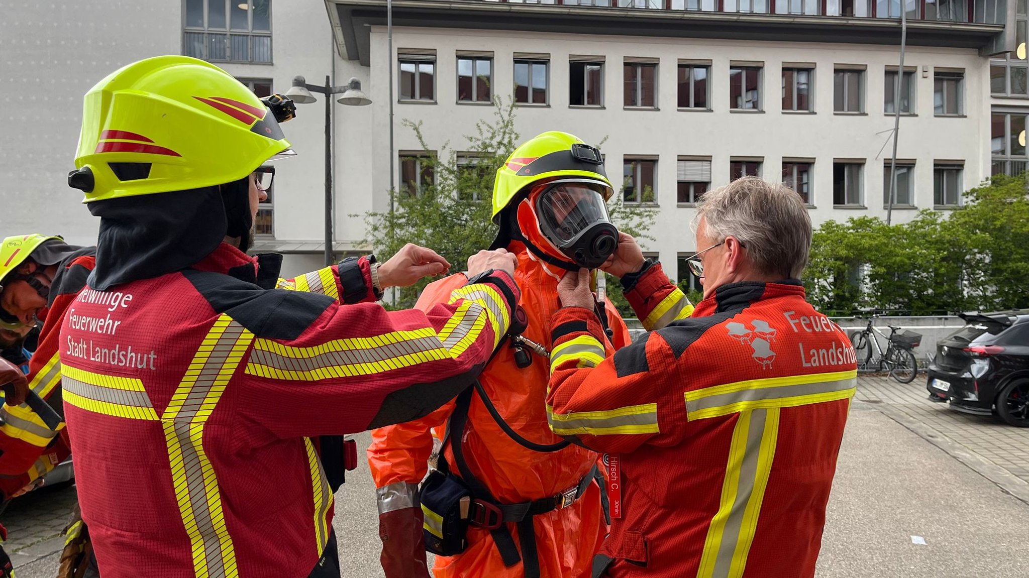 Die Einsatzkräfte mussten Atemschutzgeräte anlegen, bevor sie in das Gebäude gingen, um die Gefahrstoffe zu bergen.