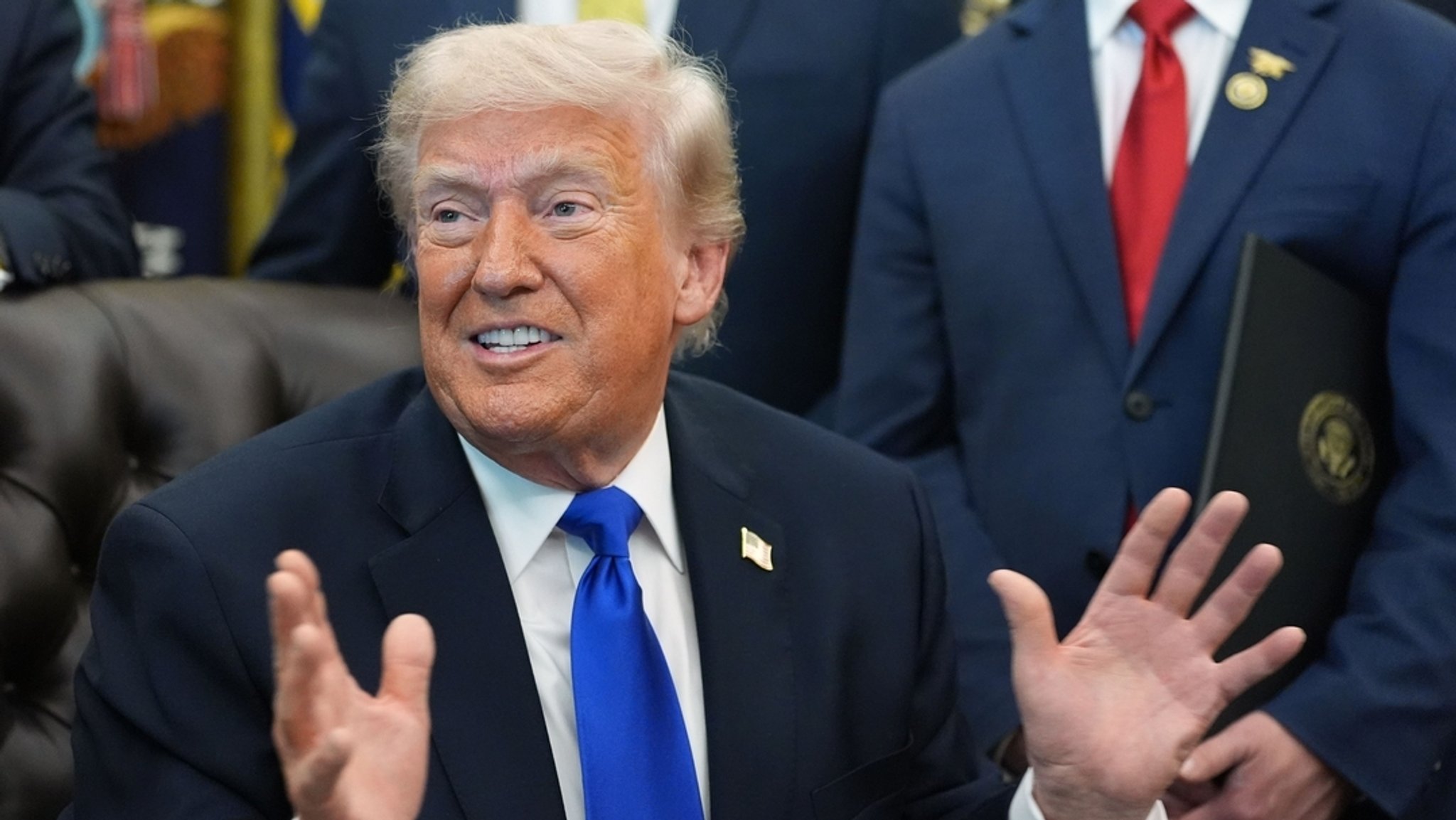 30.04.2026, USA, Washington: US-Präsident Donald Trump im Oval Office des Weißen Hauses. 