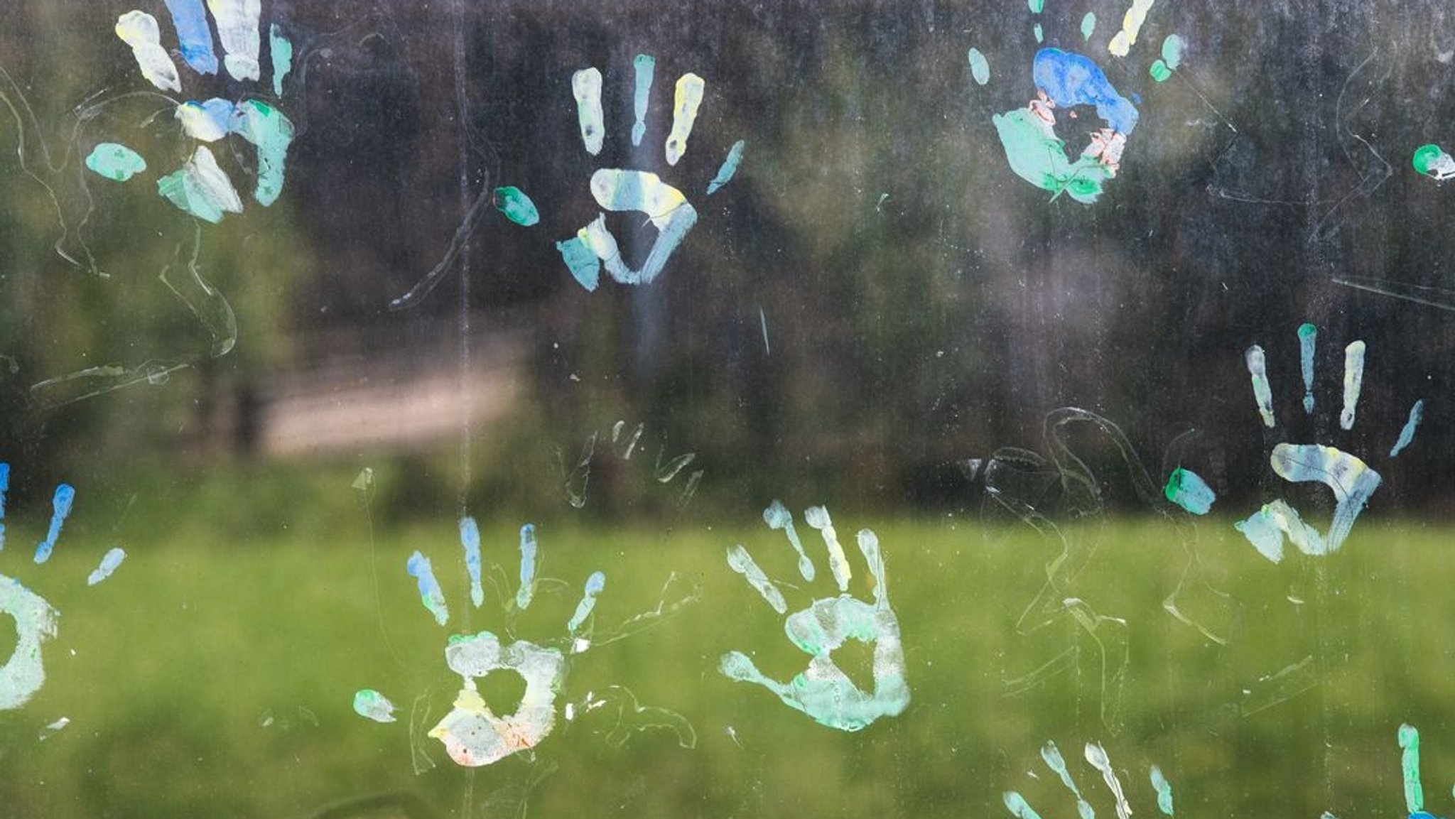 Handabdrücke auf einer Glasscheibe | Bild: stock.adobe.com/Sonja Birkelbach Handabdrücke auf einer Glasscheibe