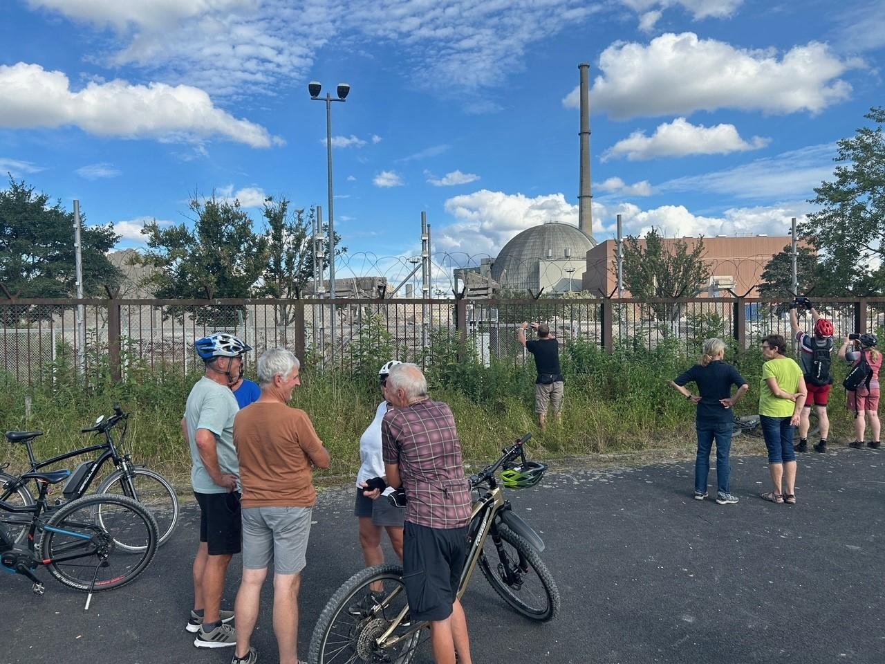 Abschiednehmen von einem Wahrzeichen - am Samstag kamen viele zu den gesprengten Kühltürmen des KKW Grafenrheinfeld