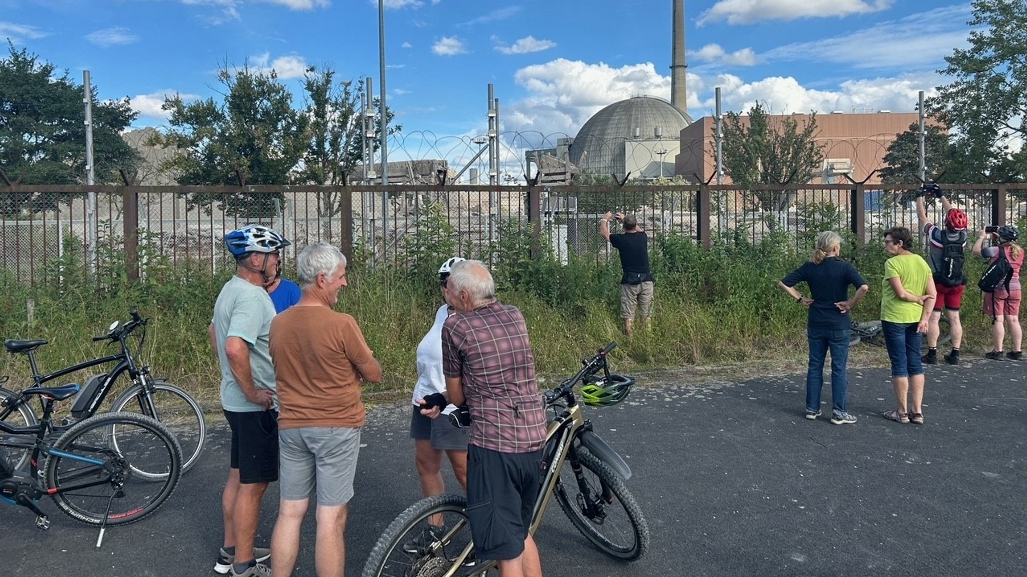 Abschiednehmen von einem Wahrzeichen - am Samstag kamen viele zu den gesprengten Kühltürmen des KKW Grafenrheinfeld