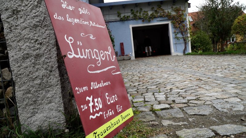 Ein Schild, das auf die Lüngerl für 7,50 Euro pro Portion hinweist. | Bild: BR Ein Schild, das auf die Lüngerl für 7,50 Euro pro Portion hinweist.