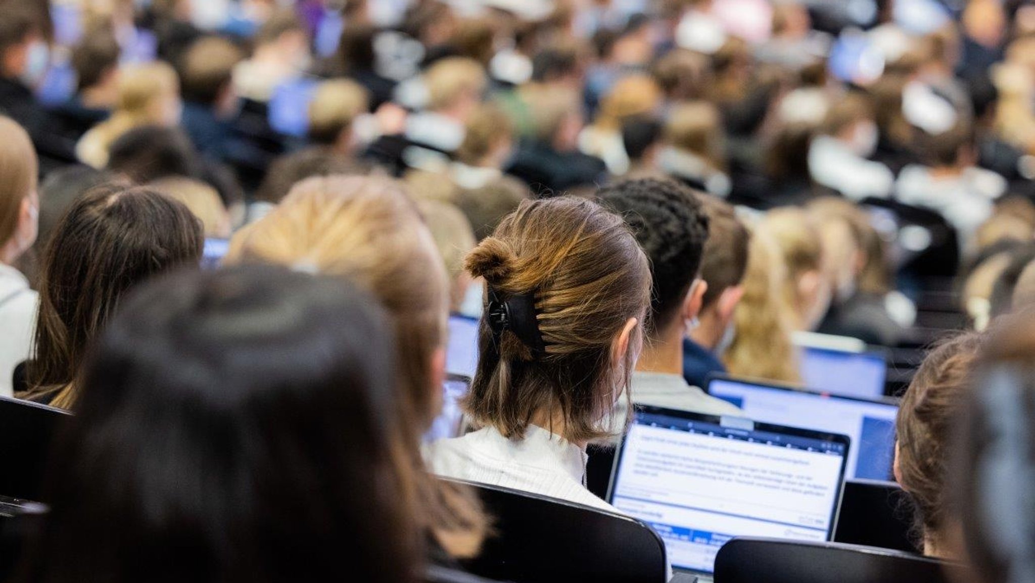 Studierende in einem vollen Hörsaal. (Symbolbild)