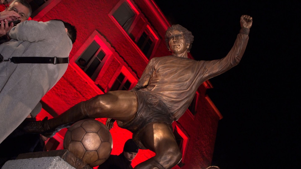 Statue von Fußballer Gerd Müller in Nördlingen