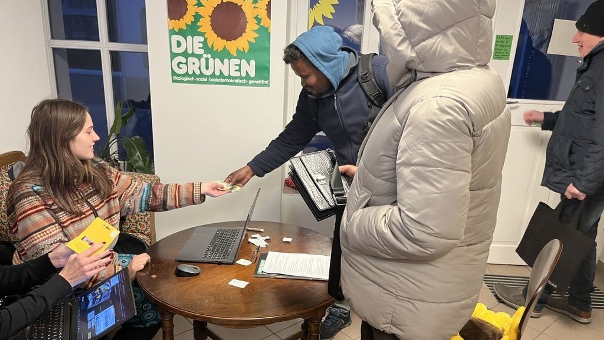 Tauschaktion im Büro der Grünen in Regensburg.