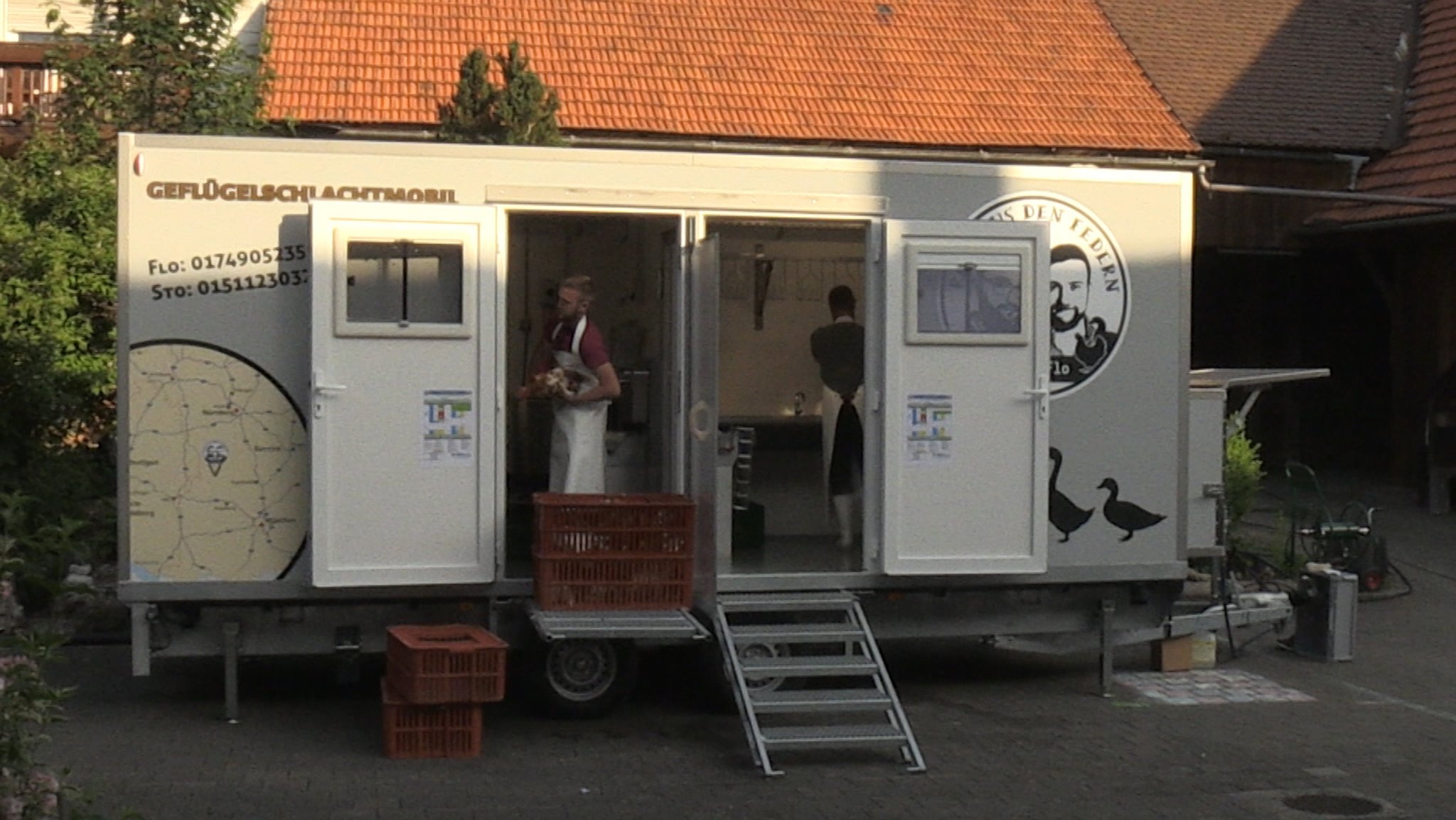 50 Hühner pro Stunde können in dem mobilen Schlachtmobil direkt auf dem Bauernhof geschlachtet werden.