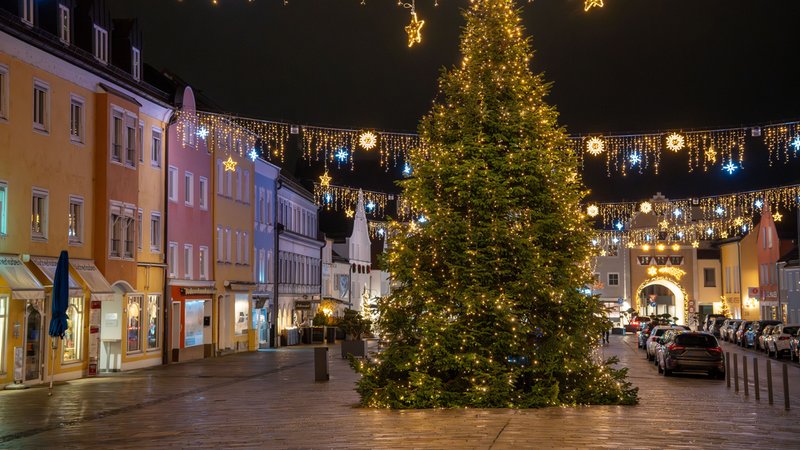 Beleuchteter Weihnachtsbaum auf dem Marienplatz in Dingolfing | Bild: picture alliance/dpa/NEWS5 | Lars Haubner Beleuchteter Weihnachtsbaum auf dem Marienplatz in Dingolfing