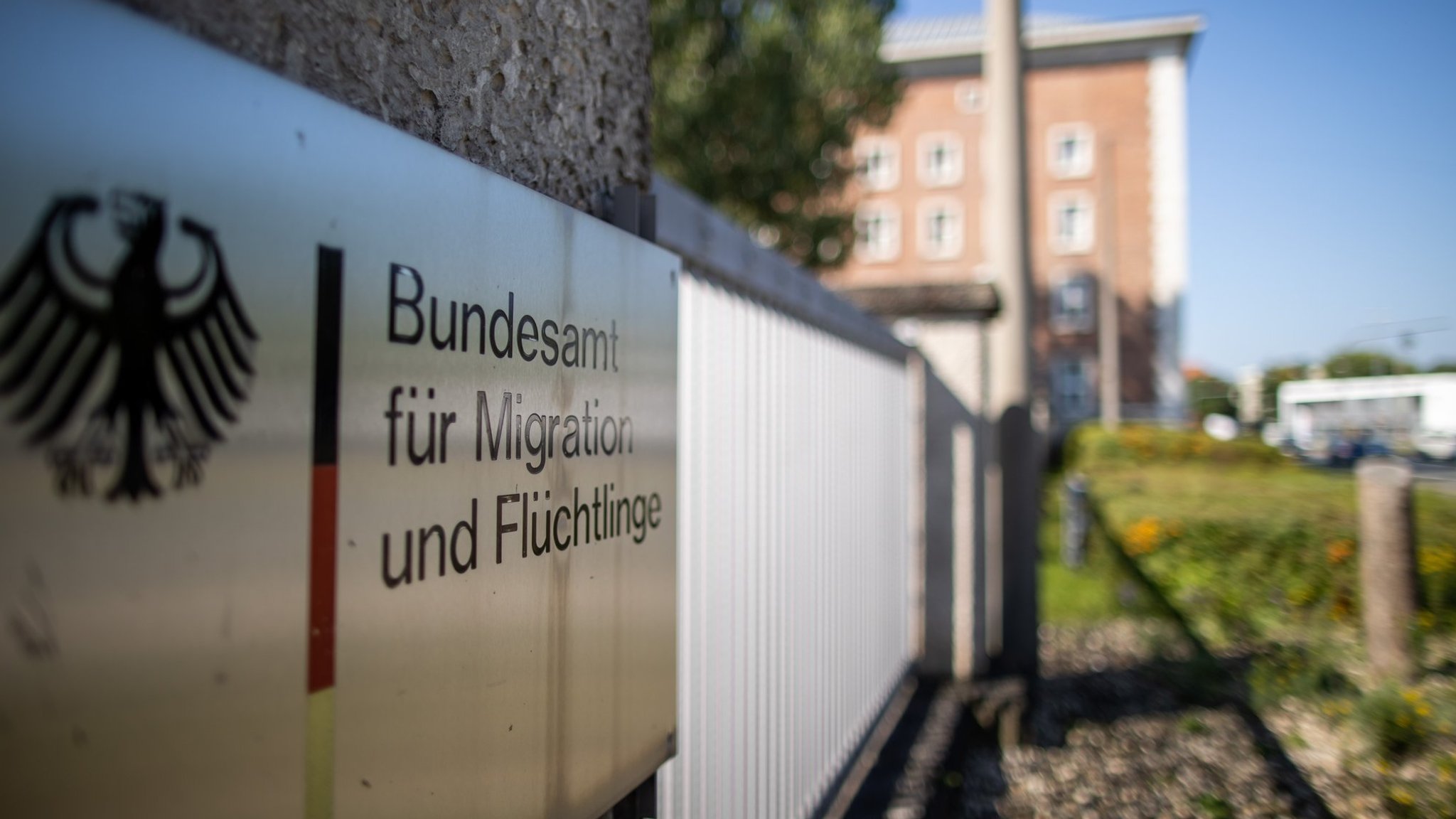 In Deutschland entscheidet das Bundesamt für Migration und Flüchtlinge über Asylanträge. | Bild: Daniel Karmann/dpa In Deutschland entscheidet das Bundesamt für Migration und Flüchtlinge über Asylanträge.