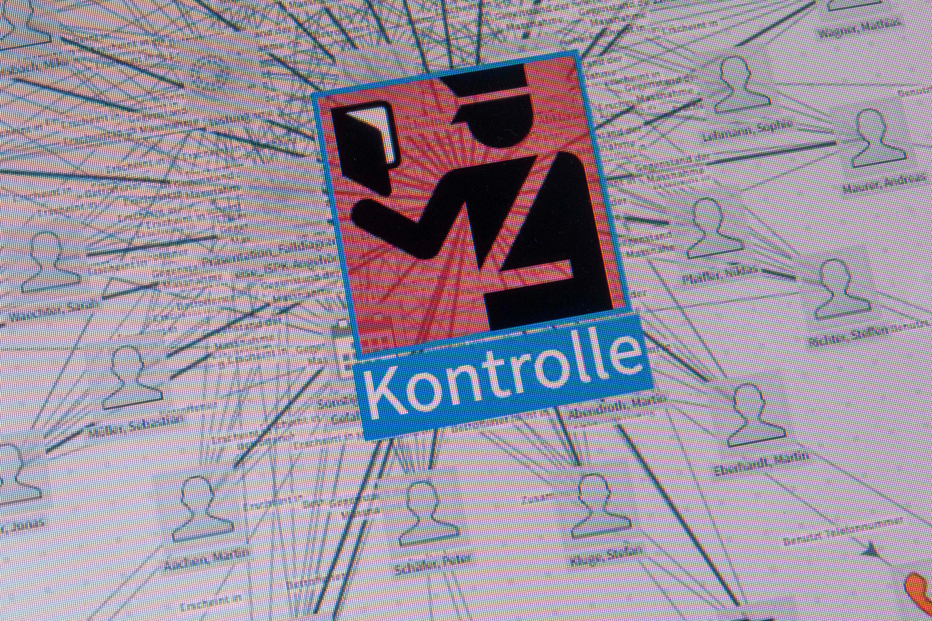 (Symbolbild) Ein Bildschirm zeigt einen Polizisten, darunter steht "Kontrolle". Im Hintergrund ist symbolisch ein Netzwerk aus Menschen zu sehen.