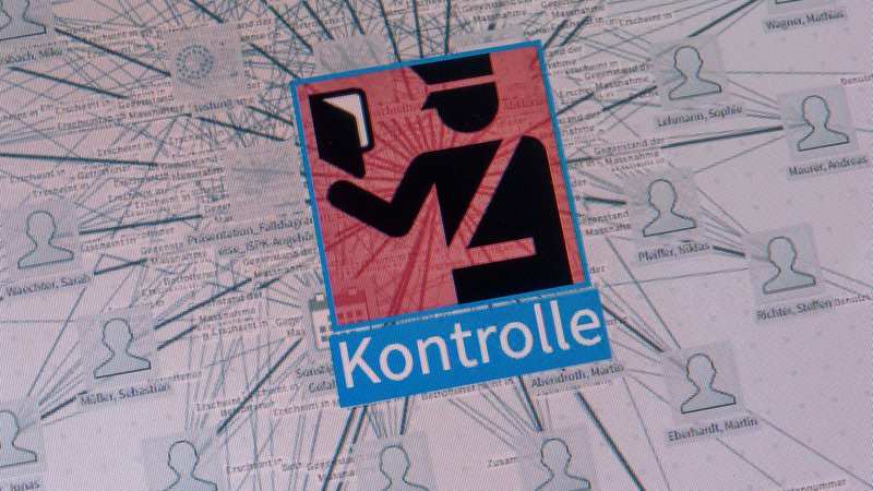 (Symbolbild) Ein Bildschirm zeigt einen Polizisten, darunter steht "Kontrolle". Im Hintergrund ist symbolisch ein Netzwerk aus Menschen zu sehen. | Bild: dpa-Bildfunk/Peter Kneffel (Symbolbild) Ein Bildschirm zeigt einen Polizisten, darunter steht "Kontrolle". Im Hintergrund ist symbolisch ein Netzwerk aus Menschen zu sehen.