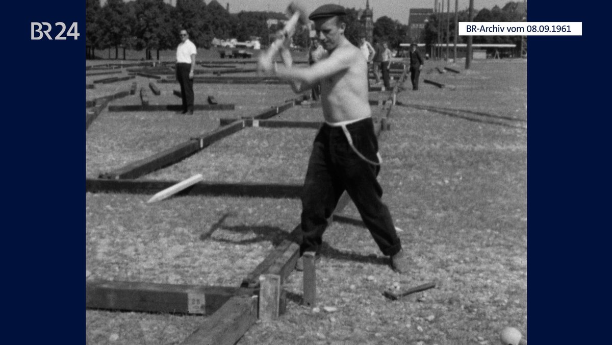 Mann mit Holzhammer bei der Arbeit auf der Theresienwiese