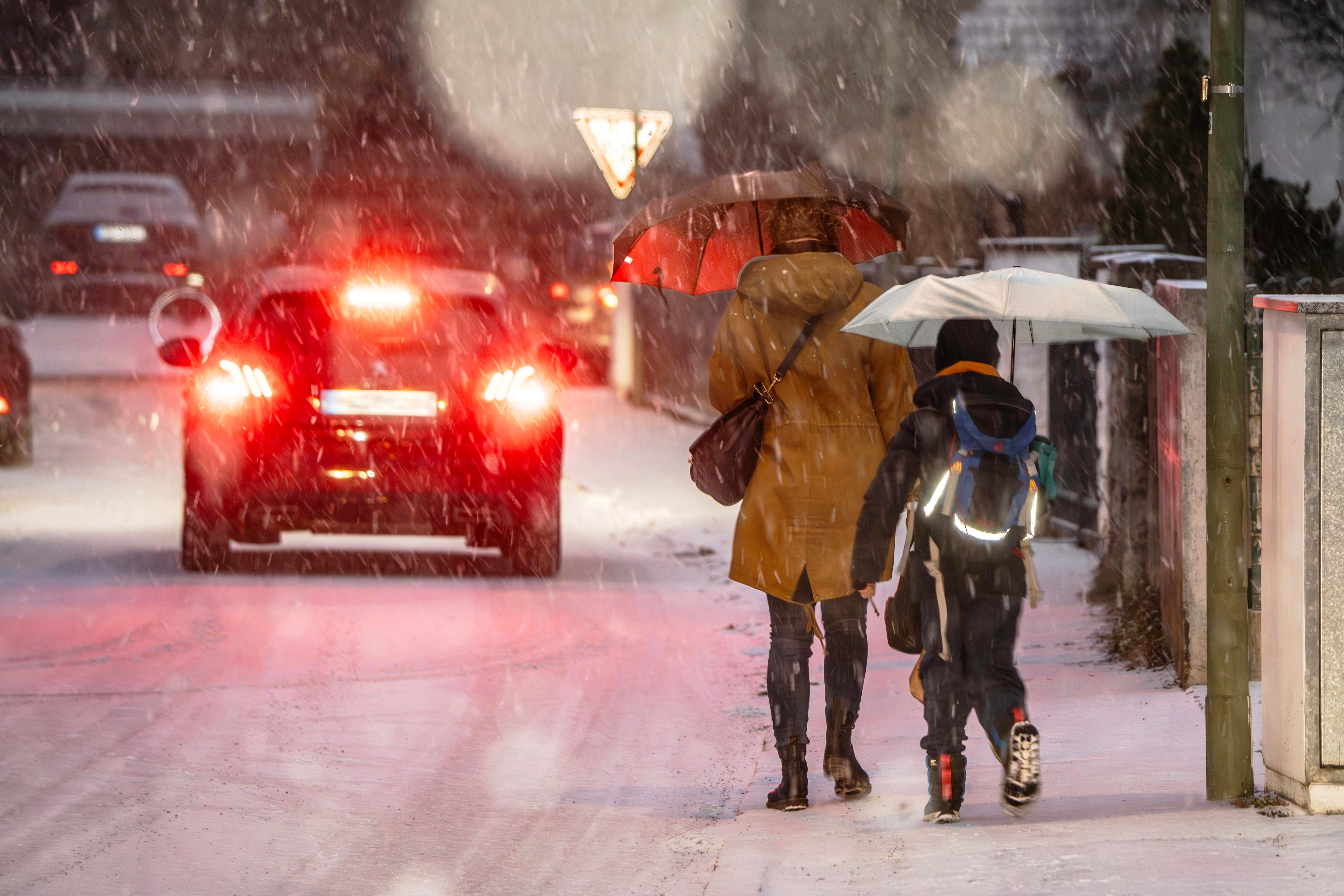 (Archivbild) Schneefall und Regen in München