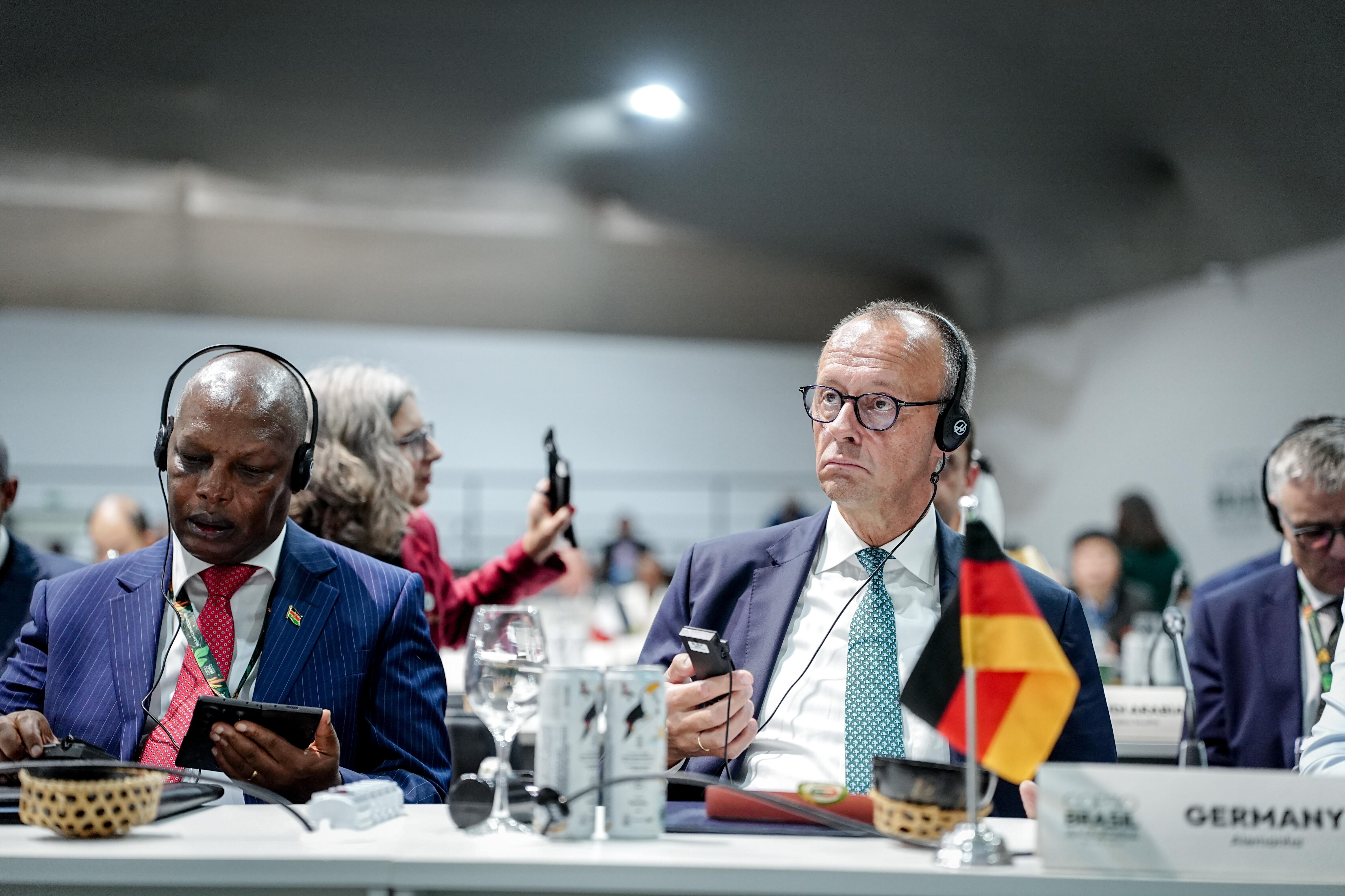 Bundeskanzler Friedrich Merz (r,CDU) nimmt an der Weltklimakonferenz COP30 teil.