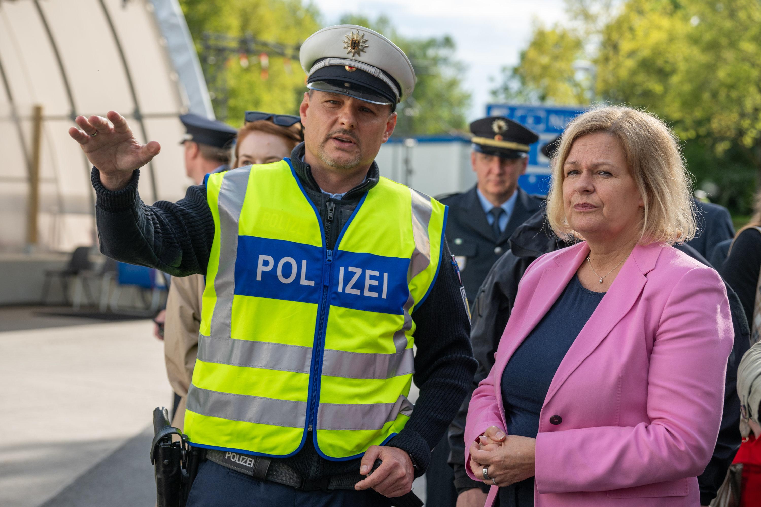 Bundesinnenministerin Nancy Faeser im Gespräch mit einem Polizisten in Waidhaus