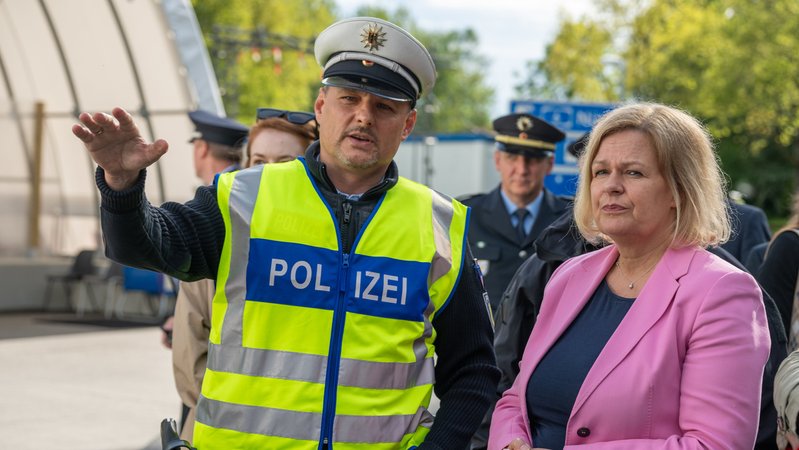 Bundesinnenministerin Nancy Faeser im Gespräch mit einem Polizisten in Waidhaus