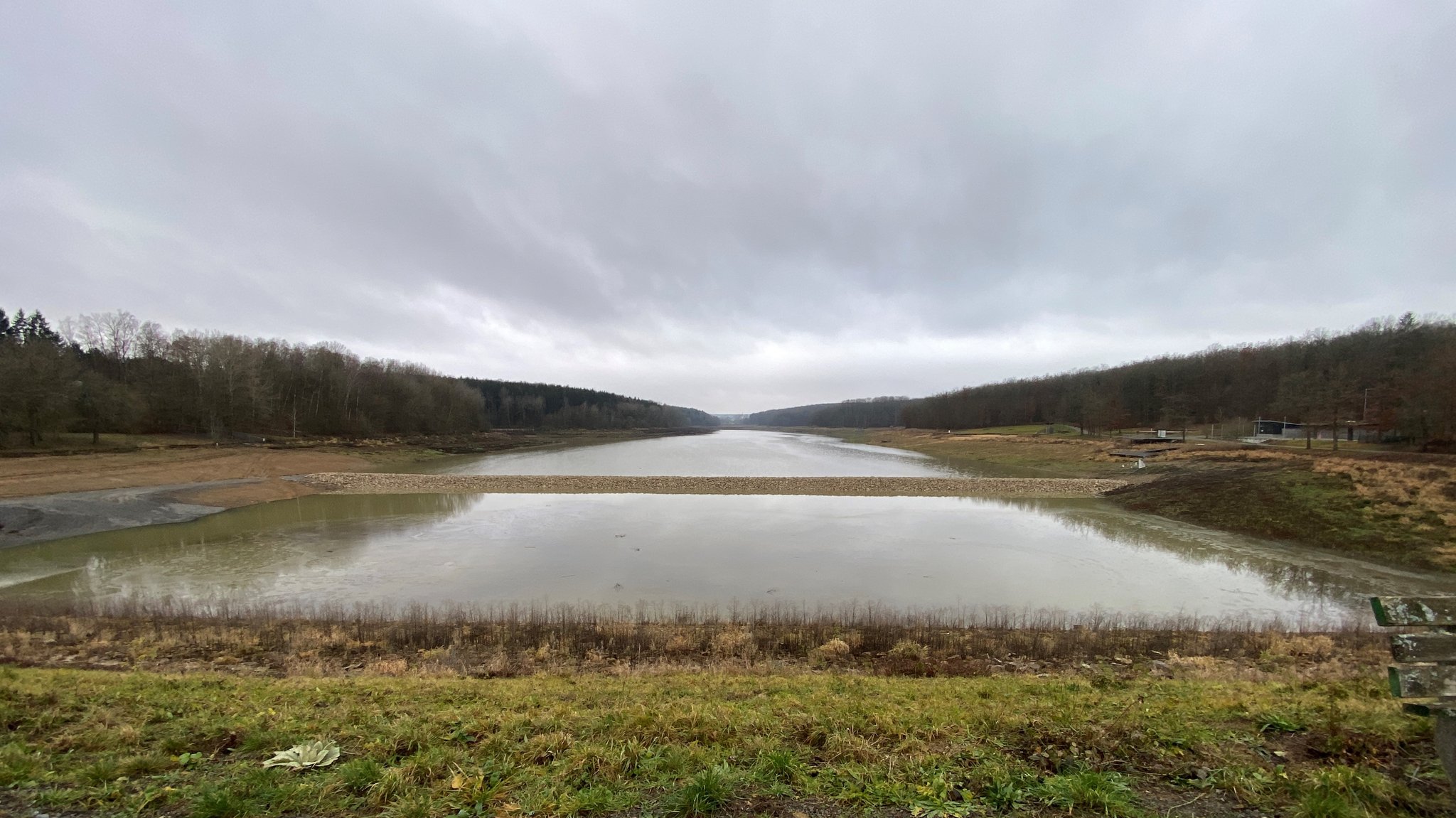 Der Ellertshäuser See nahe Stadtlauringen läuft wieder voll.