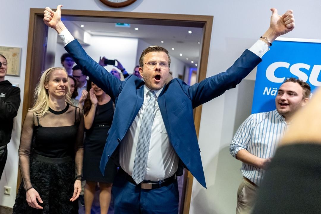 Marcus König (CSU), amtierender Oberbürgermeister von Nürnberg, jubelt bei der CSU-Wahlparty.
