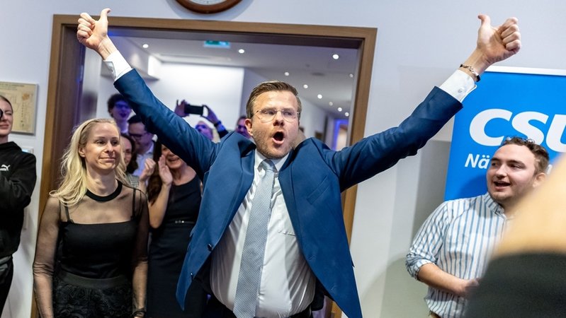 Marcus König (CSU), amtierender Oberbürgermeister von Nürnberg, jubelt bei der CSU-Wahlparty. | Bild: dpa-Bildfunk/Daniel Karmann Marcus König (CSU), amtierender Oberbürgermeister von Nürnberg, jubelt bei der CSU-Wahlparty.