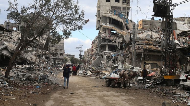 29.11.2023, Palästinensische Gebiete, Beit Lahia: Palästinenser gehen am vierten Tag des Waffenstillstandes an Trümmern zerstörter Gebäude vorbei. | Bild:dpa-Bildfunk/Mohammed Alaswad