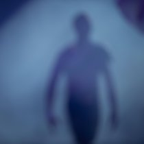 Licht. Leben. Sinn. - Nahtoderfahrungen | Bild: RdD 18.4. - Nahtoderfahrungen - Symbolbild (Person in bläulichem Nebel) c picture alliance_Zoonar_Svetlana