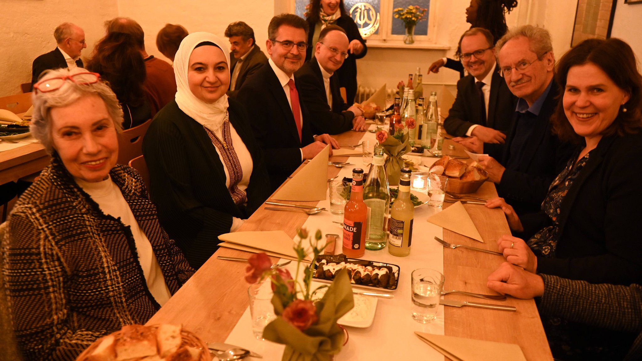 Münchner Forum für Islam : IFTAR-Fastenbrechen mit allen Religionen, Islam Judentum, Evangelische und Katholische Kirche, FOTO : Fastenbrechen , v.l.n.r.: Eva Haller, Nermina und Benjamin Idriz, und rechte Seite: M. Rinderspacher, Alt-OB Ude und Verena Dietl, 13.März 2024 