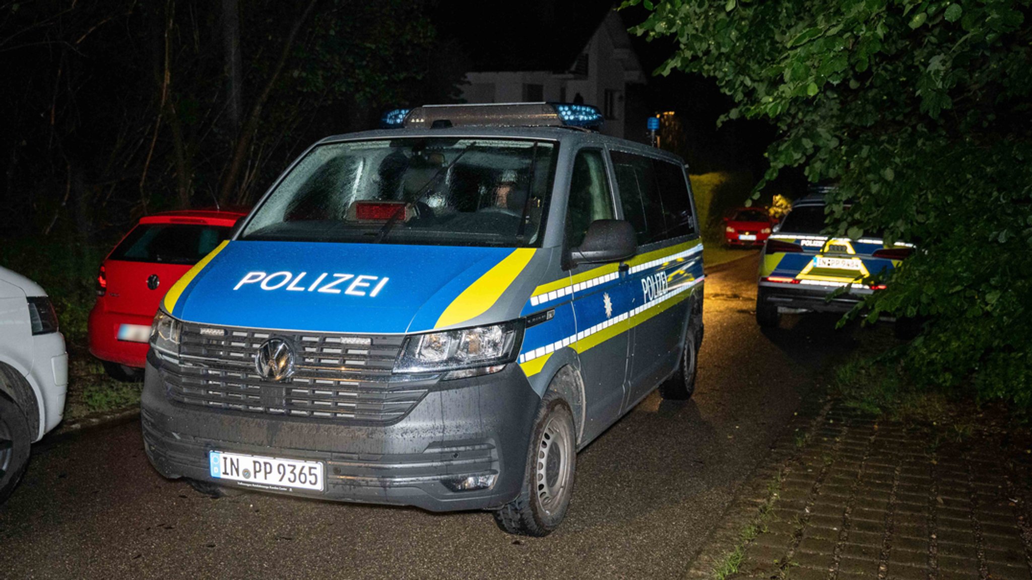 ARCHIV - 13.07.2024, Bayern, Herrsching: Polizei ist in der Nacht in Herrsching am Ammersee im Einsatz. In einem Einfamilienhaus im Herrschinger Ortsteil Mühlfeld hatten Polizisten nach einem Notruf am Freitagabend die Leiche eines 74-Jährigen gefunden.