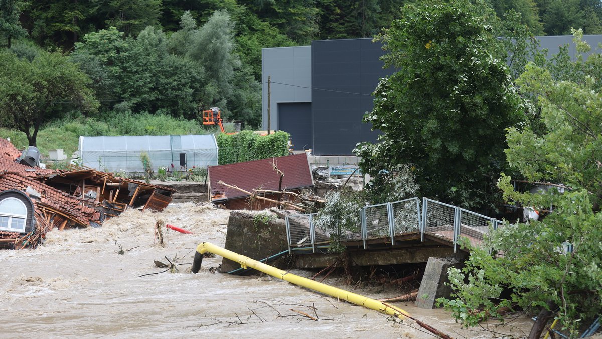 Blick auf die Schäden durch die Überschwemmung im slowenischen Prevalje.