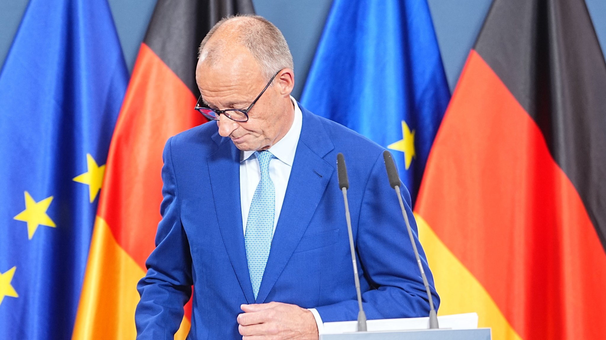 Bundeskanzler Friedrich Merz (CDU) nach einer Ansprache nach den Wahlen in Berlin und Mecklenburg-Vorpommern. | Bild: picture alliance/dpa | Michael Kappeler Bundeskanzler Friedrich Merz (CDU) nach einer Ansprache nach den Wahlen in Berlin und Mecklenburg-Vorpommern.