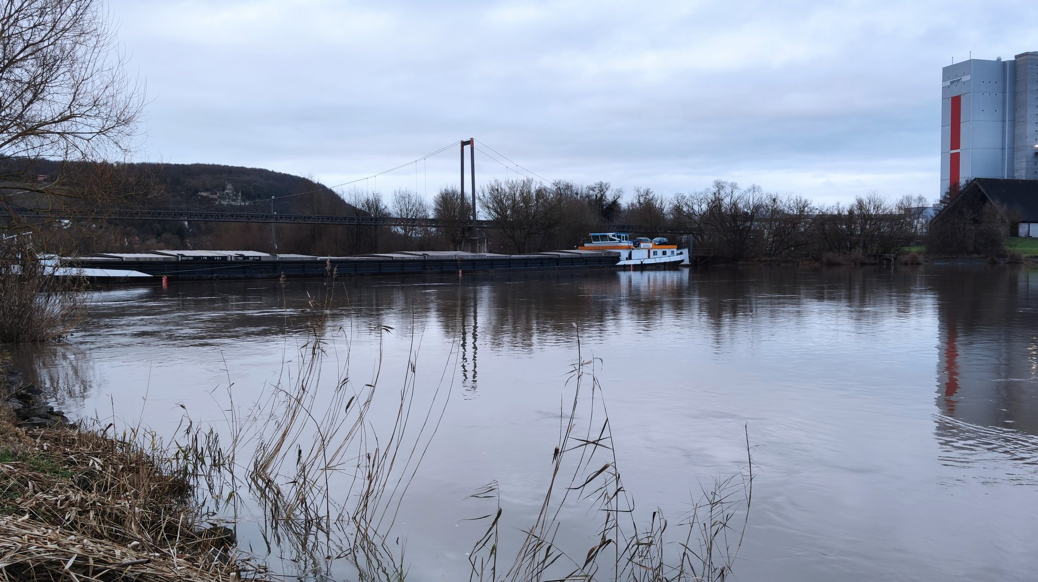 Havariertes Schiff auf dem Main bei Karlstadt