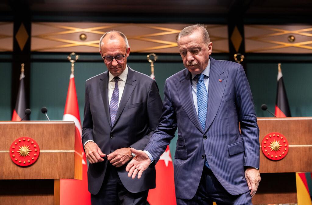 30.10.2025, Türkei, Ankara: Bundeskanzler Friedrich Merz (CDU) geht neben Recep Tayyip Erdo·an (r), Präsident der Türkei, nach der Pressekonferenz nach den Gesprächen im Präsidialpalast. Merz hält sich zu seinem Antrittsbesuch in der Türkei auf. Foto: Michael Kappeler/dpa +++ dpa-Bildfunk +++