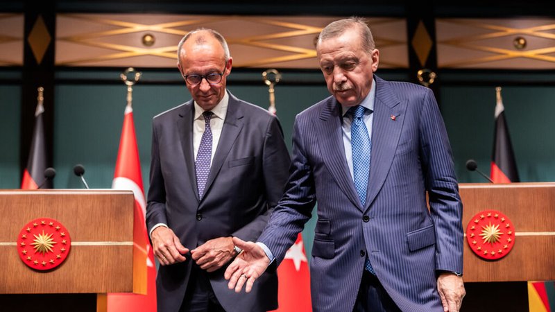 30.10.2025, Türkei, Ankara: Bundeskanzler Friedrich Merz (CDU) geht neben Recep Tayyip Erdo·an (r), Präsident der Türkei, nach der Pressekonferenz nach den Gesprächen im Präsidialpalast. Merz hält sich zu seinem Antrittsbesuch in der Türkei auf. Foto: Michael Kappeler/dpa +++ dpa-Bildfunk +++ | Bild: dpa-Bildfunk/Michael Kappeler 30.10.2025, Türkei, Ankara: Bundeskanzler Friedrich Merz (CDU) geht neben Recep Tayyip Erdo·an (r), Präsident der Türkei, nach der Pressekonferenz nach den Gesprächen im Präsidialpalast. Merz hält sich zu seinem Antrittsbesuch in der Türkei auf. Foto: Michael Kappeler/dpa +++ dpa-Bildfunk +++