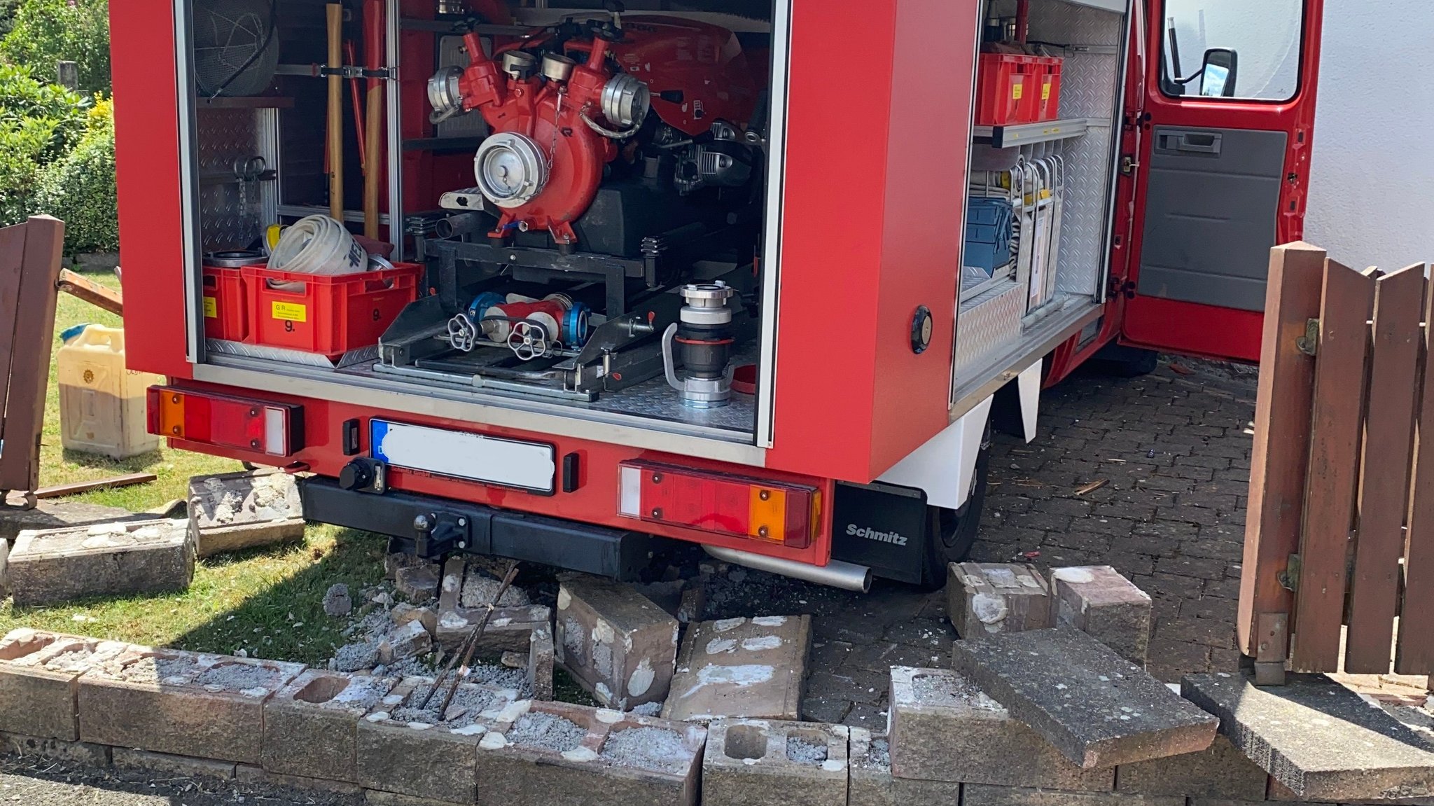 Im Neustadter Stadtteil Ebersdorf (Lkr. Coburg) hat ein Feuerwehrfahrzeug am Sonntagmittag bei einem Einsatz eine Gartenmauer durchbrochen. Der Fahrer war zuvor bewusstlos am Steuer zusammengebrochen. Der Gesamtschaden liegt bei 25.000 Euro. | Bild: PI Neustadt b. Coburg Im Neustadter Stadtteil Ebersdorf (Lkr. Coburg) hat ein Feuerwehrfahrzeug am Sonntagmittag bei einem Einsatz eine Gartenmauer durchbrochen. Der Fahrer war zuvor bewusstlos am Steuer zusammengebrochen. Der Gesamtschaden liegt bei 25.000 Euro.