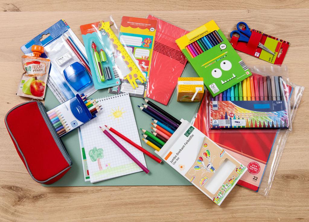 Symbolbikd: Stifte, Klebstofftuben, Trinkpäckchen & Co. 