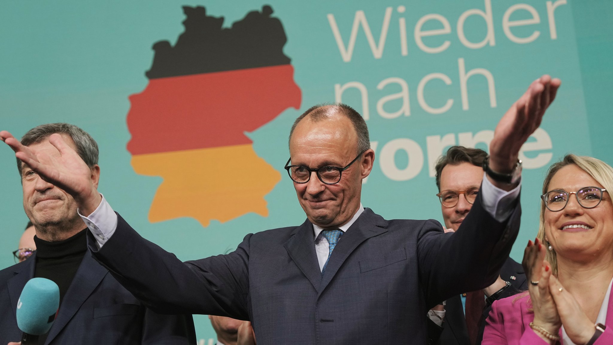 Friedrich Merz (CDU, M), Parteivorsitzender und Kanzlerkandidat, steht zwischen Markus Söder, Ministerpräsident von Bayern und CSU-Vorsitzender, und Christina Stumpp, stellvertretende CDU-Generalsekretärin, im Konrad-Adenauer-Haus